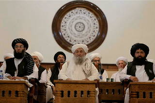 Le taliban Mohammad Hassan Akhund, au centre, est le Premier ministre afghan depuis le retour de son mouvement au pouvoir.

