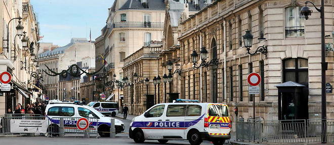 Des vehicules de police bloquent la rue du Faubourg-Saint-Honore.
