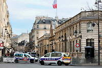 Des vehicules de police bloquent la rue du Faubourg-Saint-Honore.

