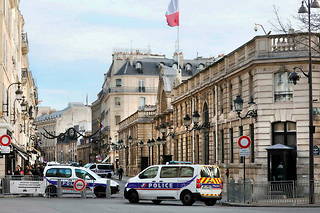Des véhicules de police bloquent la rue du Faubourg-Saint-Honoré.

