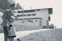 Hitler avec une petite fille en tenue traditionnel au Berghof, près de Berchtesgaden, vers 1936.
