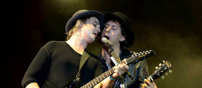 Pete Doherty (a gauche) et Carl Barat au festival Rock-en-Seine, en aout 2014.  
