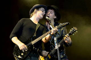 Pete Doherty (à gauche) et Carl Barat au festival Rock-en-Seine, en août 2014.  
