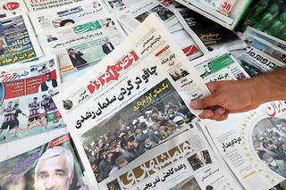 Samedi, l'attaque contre Salman Rushdie faisait la une du quotidien iranien « Vatan-e Emrooz ».
