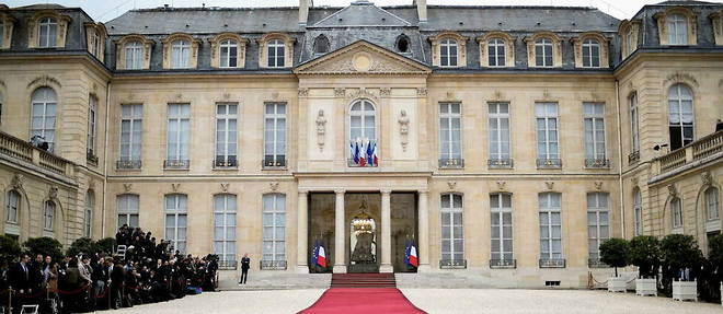 Le tapis rouge, deroule dans la cour de l'Elysee, pour l'investiture d'Emmanuel Macron, le 14 mai 2017. 
