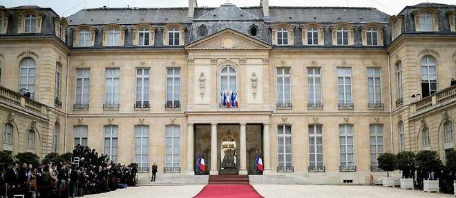 Le tapis rouge, déroulé dans la cour de l'Élysée, pour l'investiture d'Emmanuel Macron, le 14 mai 2017. 
