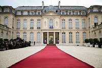 Le tapis rouge, deroule dans la cour de l'Elysee, pour l'investiture d'Emmanuel Macron, le 14 mai 2017.
