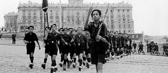Photo non datee de membres de la jeunesse fasciste espagnole defilant en uniforme a Madrid.  
