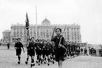 Photo non datée de membres de la jeunesse fasciste espagnole défilant en uniforme à Madrid.  
