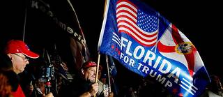 Des supporteurs de Donald Trump réunis le 8 août devant sa résidence floridienne de Mar-a-Lago, perquisitionnée quelques heures plus tôt par le FBI. 
