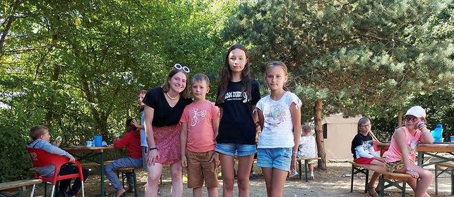 Margot Floréan, la directrice de la colo, avec deux des quatre jeunes ukrainiens accueillis.
