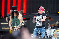Slash et Axl Rose lors de leur retour avec la tournee Not in This Lifetime, ici a Madrid en 2018.
