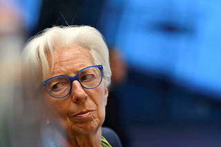 Christine Lagarde, la présidente de la Banque centrale européenne (BCE) affirme que la BCE combat très énergiquement l’inflation qui atteint 8,9 % dans la zone euro en décidant de relever son principal taux directeur de 0 % à 0,5 %. Ici lors de la réunion de l’Eurogroupe au Luxembourg le 16 juin 2022.
