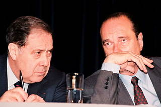 Le président du RPR et maire de Paris Jacques Chirac et le président du groupe RPR au Sénat Charles Pasqua en 1992 à Paris. 
