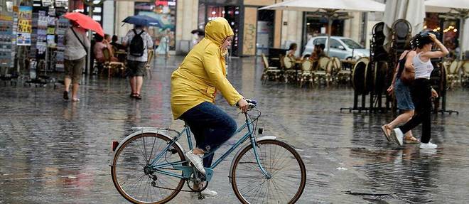 La pluie et les orages menacent 9 departements francais, places en vigilance orange.
