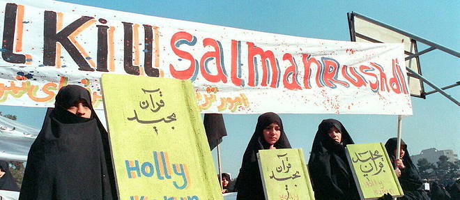 Apres la fatwa edictee contre Salman Rushdie le 14 fevrier 1989, des femmes iraniennes manifestent a Teheran contre l'auteur des Versets sataniques.
