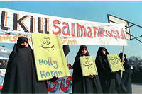 Apres la fatwa edictee contre Salman Rushdie le 14 fevrier 1989, des femmes iraniennes manifestent a Teheran contre l'auteur des  Versets sataniques .

