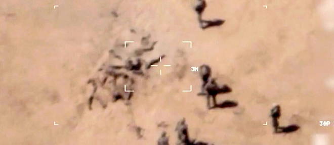 Cette image, prise en avril par un drone Reaper de l'armee francaise, montre des mercenaires de Wagner en train d'enterrer des corps dans le sable. 