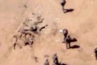 Cette image, prise en avril par un drone Reaper de l’armée française, montre des mercenaires de Wagner en train d’enterrer des corps dans le sable.
