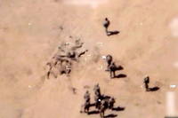 Cette image, prise en avril par un drone Reaper de l'armee francaise, montre des mercenaires de Wagner en train d'enterrer des corps dans le sable.
