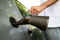 Selon Julien Bayou, 10 litres d'huiles usagees correctement retraitees peuvent donner 8 litres de carburant.
