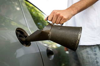Selon Julien Bayou, 10 litres d'huiles usagées correctement retraitées peuvent donner 8 litres de carburant.
