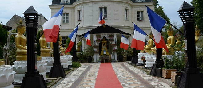 Wat Thammapathip, le chateau de Lugny transforme en pagode par l'association internationale thaie des bouddhistes en France.
