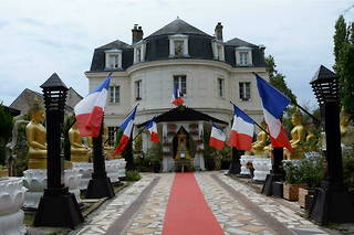 Wat Thammapathip, le château de Lugny transformé en pagode par l’association internationale thaïe des bouddhistes en France.
