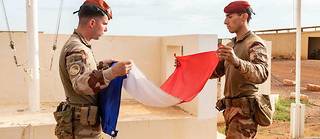 Le drapeau français est plié au départ des dernières troupes françaises du Mali, le 11 août 2022.  
