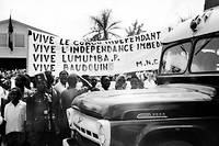 Photo publiée le 18 décembre 1960 à Stanleyville (aujourd'hui Kisangani) de Congolais tenant une banderole revendiquant l'indépendance du Congo et soutenant le dirigeant Patrice Lumumba, alors que le roi Baudouin de Belgique visite l'ancienne colonie du Congo belge (Congo Belge), aujourd'hui appelée République démocratique du Congo (RDC). Le Congo belge est devenu indépendant le 30 juin 1960. 
