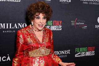 Gina Lollobrigida, âgée de 95 ans aujourd'hui, est célèbre pour avoir joué Esmeralda dans  Le Bossu de Notre-Dame , dans les années 1950-1960.
