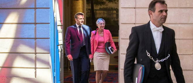 Emmanuel Macron et Elisabeth Borne se rendent au Conseil des ministres, le 4 juillet, accompagnes de l'huissier. 