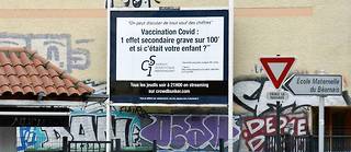 Des affiches hostiles au vaccin contre le Covid sont apparues dans les rues de Toulouse.
