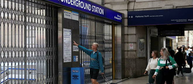 Le metro de Londres etait quasi paralyse vendredi et le reste du reseau de transports en commun tres perturbe. 