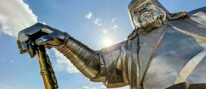 La statue en acier de Gengis Khan, aux environs d'Oulan-Bator (Mongolie). La Chine tente aujourd'hui de s'approprier la figure du conquerant, heros national pour les Mongols. 
