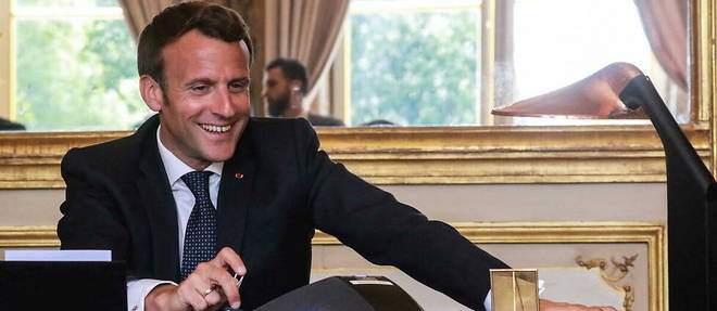 Emmanuel Macron dans son bureau du palais de l'Elysee, le 21 avril 2020.
Emmanuel Macron dans son bureau du palais de l'Elysee, le 21 avril 2020.