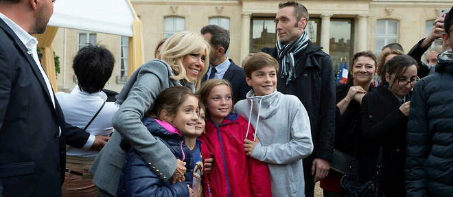 Le 17 septembre 2017, Brigitte Macron a la rencontre des visiteurs, nombreux a faire la queue dans la cour de l'Elysee, lors des Journees du patrimoine.
