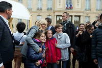 Le 17 septembre 2017, Brigitte Macron à la rencontre des visiteurs, nombreux à faire la queue dans la cour de l'Élysée, lors des Journées du patrimoine.

