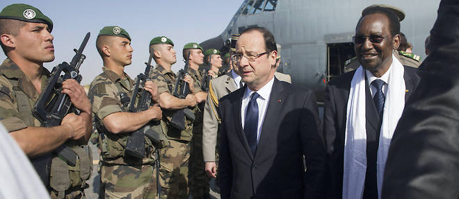 Francois Hollande avec le president par interim du Mali, Dioncounda Traore, a l'aeroport de Tombouctou, le 2 fevrier 2013.
