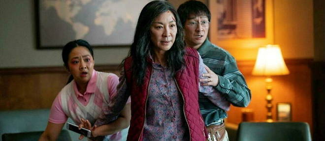 Stephanie Hsu, Michelle Yeoh et Ke Huy Quan dans Everything Everywhere All at Once, en salle le 31 aout.
