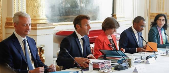 Macron exhorte les ministres a "l'unite" face a "la fin de l'abondance"