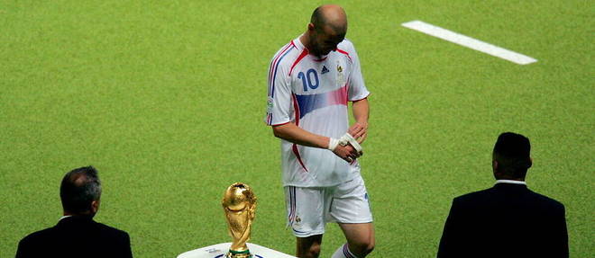 Zinedine Zidane raccroche les crampons sur la plus surrealiste des scenes : un coup de boule assene a un adversaire.
