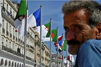 Dans la capitale, Alger, les habitants se préparent à accueillir le président français Emmanuel Macron, pour une visite de trois jours  lourde d'enjeux.
