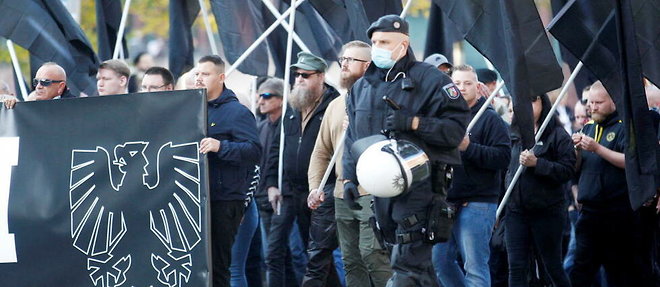 Le 9 octobre 2021, des militants d'extreme droite defilent a Dortmund, en Allemagne, rendant hommage a un neonazi emblematique.
