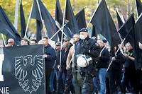 Le 9 octobre 2021, des militants d'extreme droite defilent a Dortmund, en Allemagne, rendant hommage a un neonazi emblematique.
