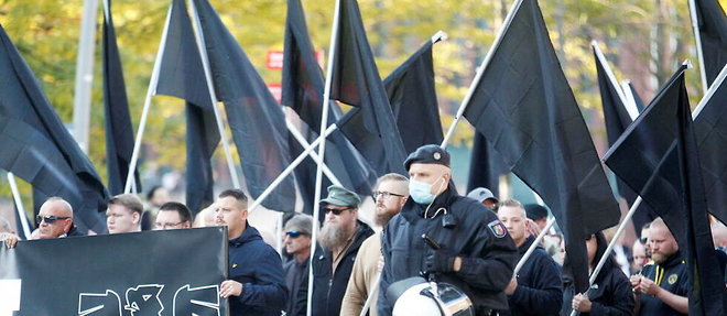 Le 9 octobre 2021, des militants d'extrême droite défilent à Dortmund, en Allemagne, rendant hommage à un néonazi emblématique.
