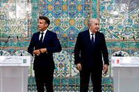Le president Emmanuel Macron et son homologue algerien, Abdelmadjid Tebboune, a l'issue de leur conference de presse au palais d'El Mouradia, a Alger, le 25 aout 2022.
