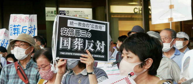 Une manifestation pour protester contre l'organisation de ces funerailles, samedi a Tokyo.
