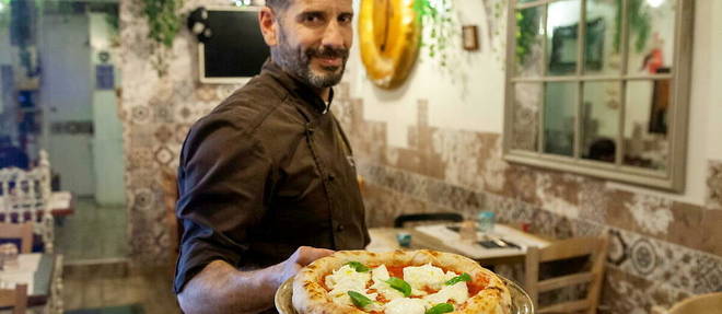 Une pizza aux couleurs de l'Italie : vert-blanc-rouge (ici presentee par Gianluca Vella, chef du Fermento 1889, a Florence). 
