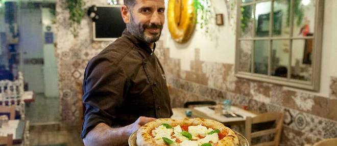 Une pizza aux couleurs de l'Italie : vert-blanc-rouge (ici présentée par Gianluca Vella, chef du Fermento 1889, à Florence). 
